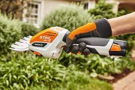 Rifinitori da giardino per la cura delle siepe e cespugli